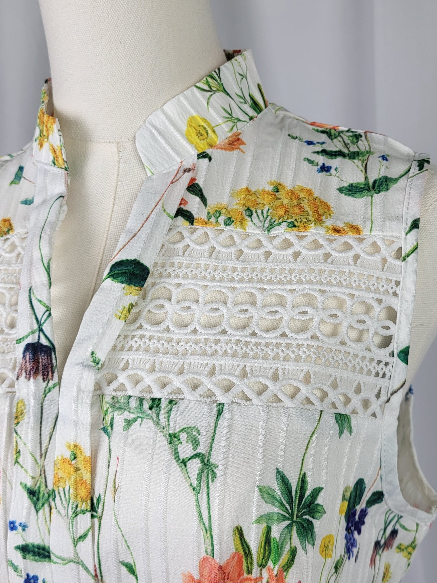 Floral Print Lace Sleeveless V-Neck Blouse [Final Sale]
