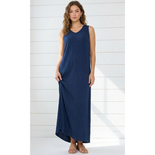 Shop the Andrée by Unit textured V-neck maxi dress in navy. Sleeveless, stretchy, and lightweight—perfect for effortless spring and summer outfits.